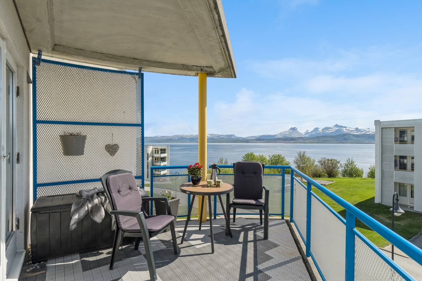 Fra balkongen kan du nyte nydelig utsikt mot Børvasstindene. Galleribilde