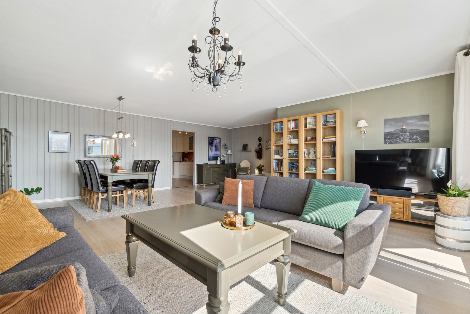 Overflater er malt i behagelige og lune farger. Galleribilde