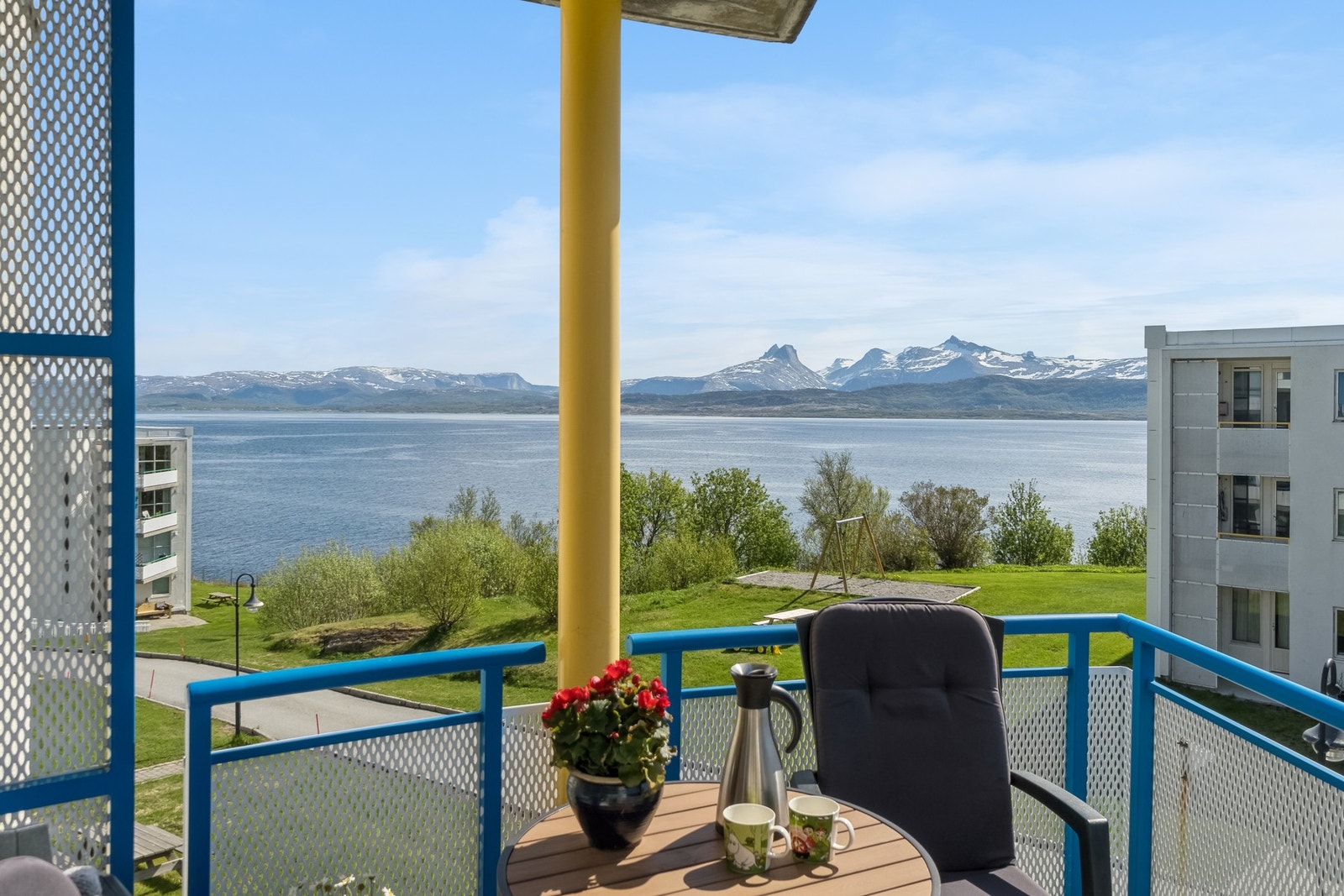 Fra leiligheten er det flott utsikt mot Saltenfjorden og Børvasstindene. Galleribilde