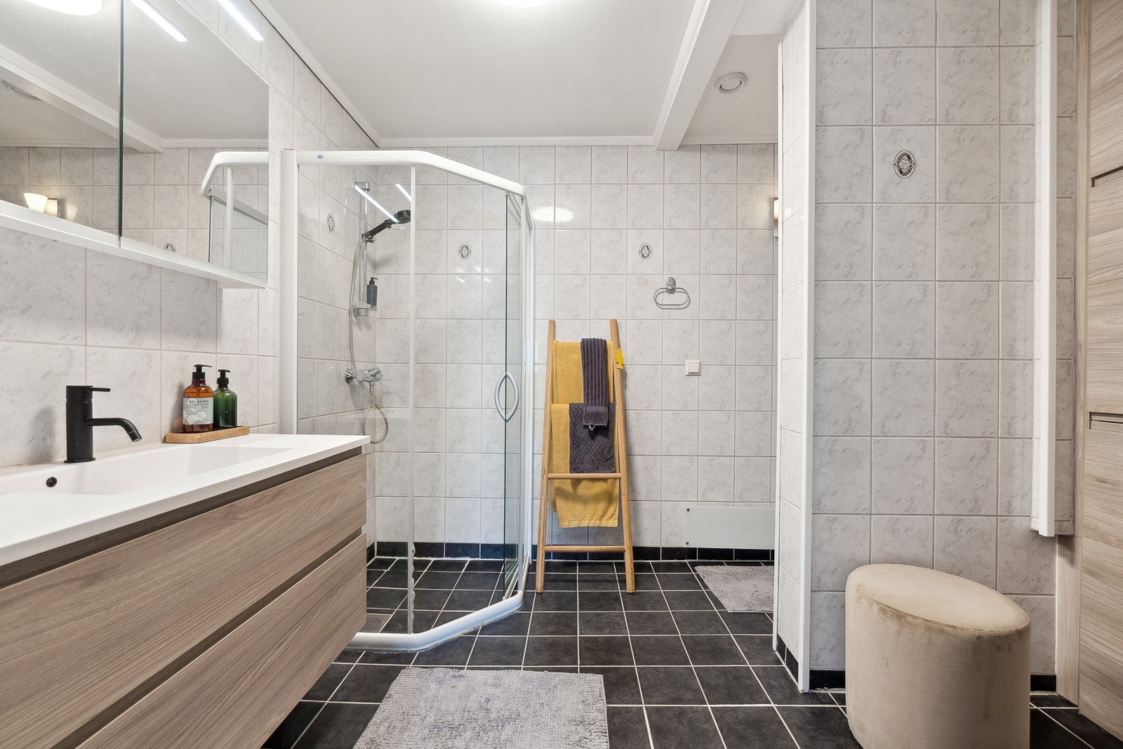 Moderne baderomsinnredning med speilskap. Galleribilde