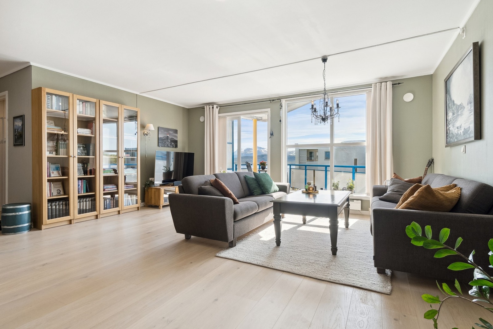 Store vindusflater slipper inn rikelig med naturlig lys i rommet. Galleribilde