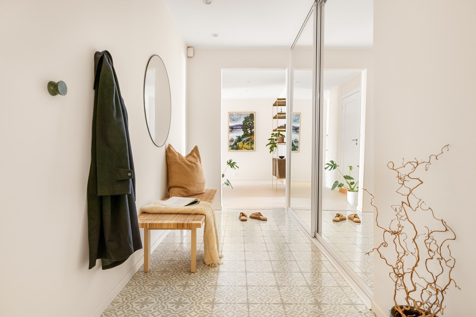 Entrèen er lys og trivelig med god plass til å sette fra seg sko og henge yttertøy i stor skyvedørsgarderobe. Galleribilde