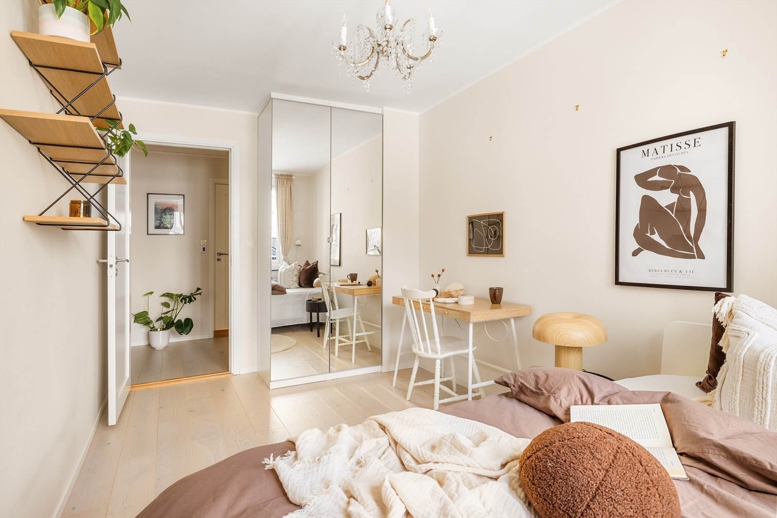 Soverom 2 er utstyrt med et stort garderobeskap. Galleribilde