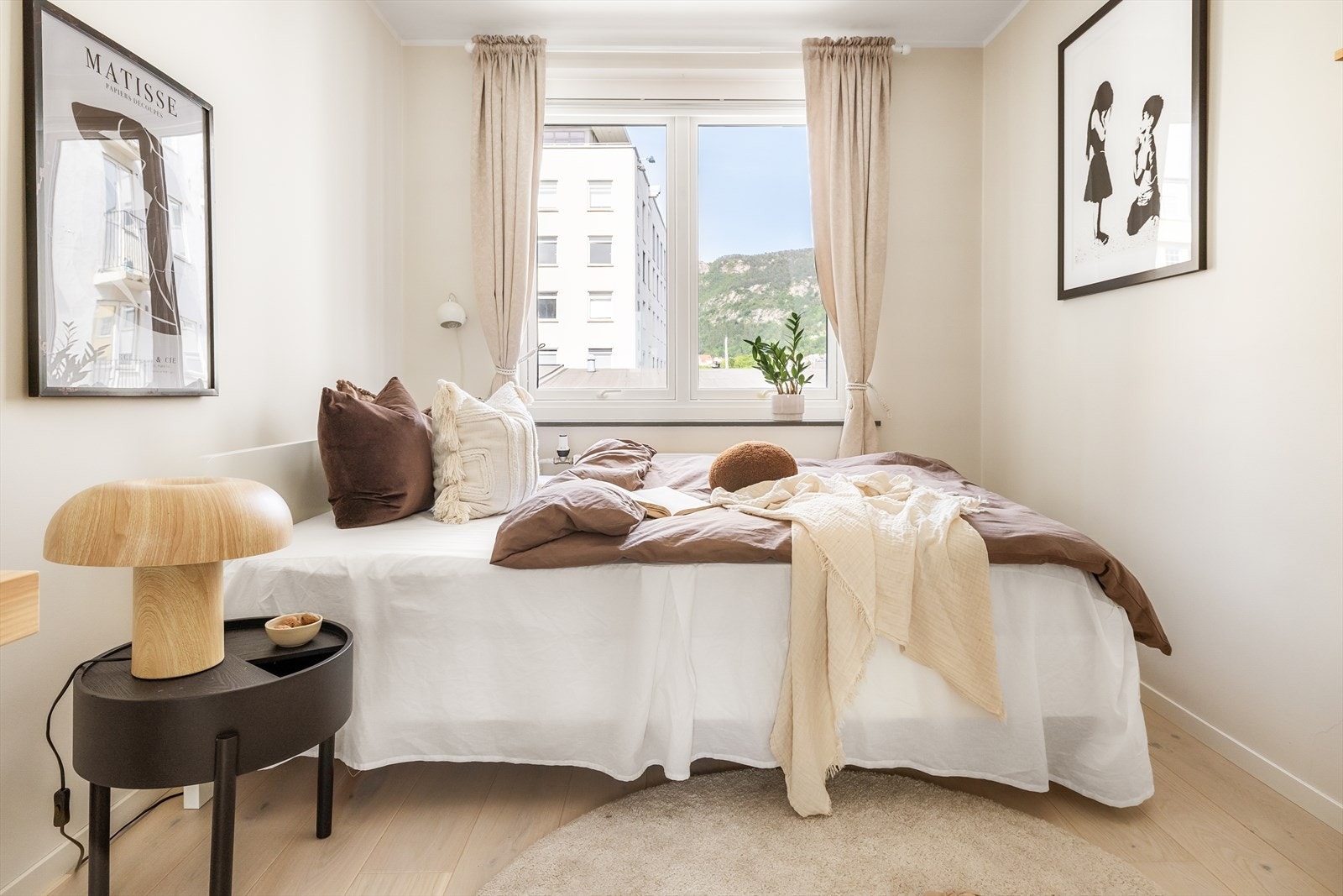 Flott utsikt utover nærområdet fra soveromsvinduet. Galleribilde