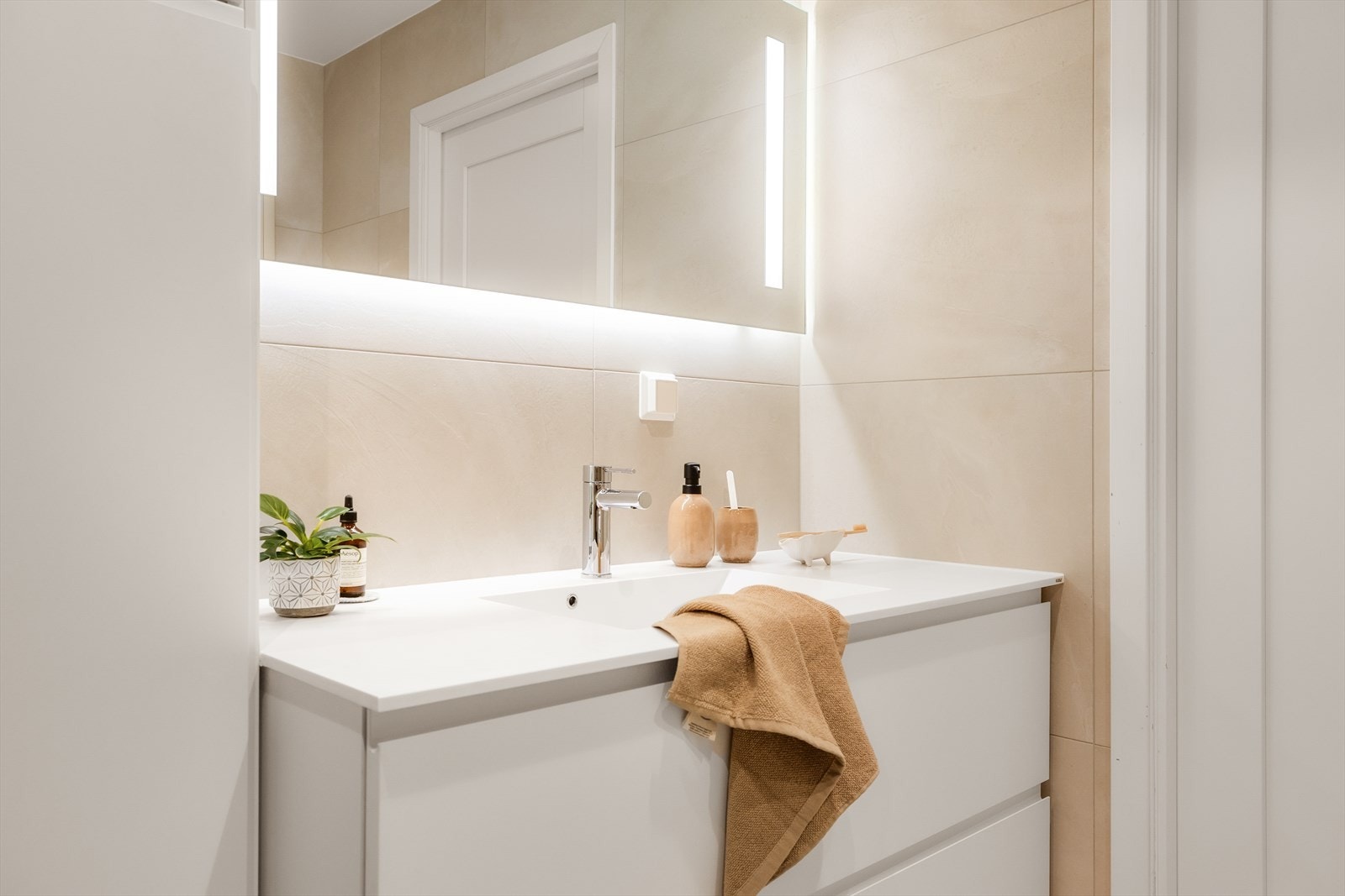 Badet har gulvvarme, opplegg for vaskemaskin og plass til tørketrommel. Galleribilde