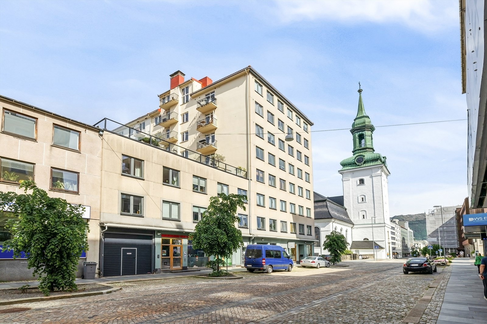 Her bor du i rolige omgivelser, men likevel i gangavstand til alle butikk - og servicetilbud i sentrum, samtidig som du har idylliske og naturskjønne omgivelser i Nordnesparken like unna. Galleribilde