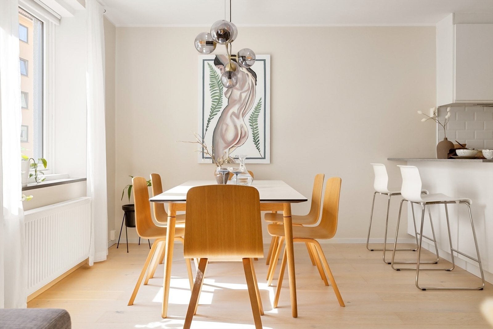 God plass til stor spisebordsgruppe. Galleribilde