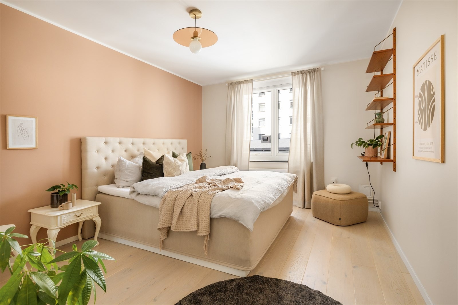 Hovedsoverommet har god plass til møblering av dobbeltseng og nattbord. Galleribilde