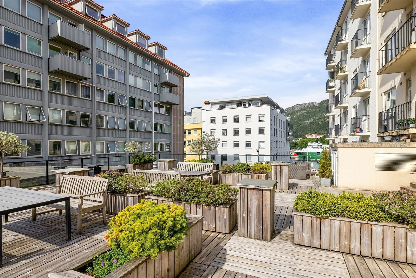Takterrassen er pent opparbeidet med blomsterkasser flere sittegrupper. Gode solforhold og sjøgløtt. Galleribilde