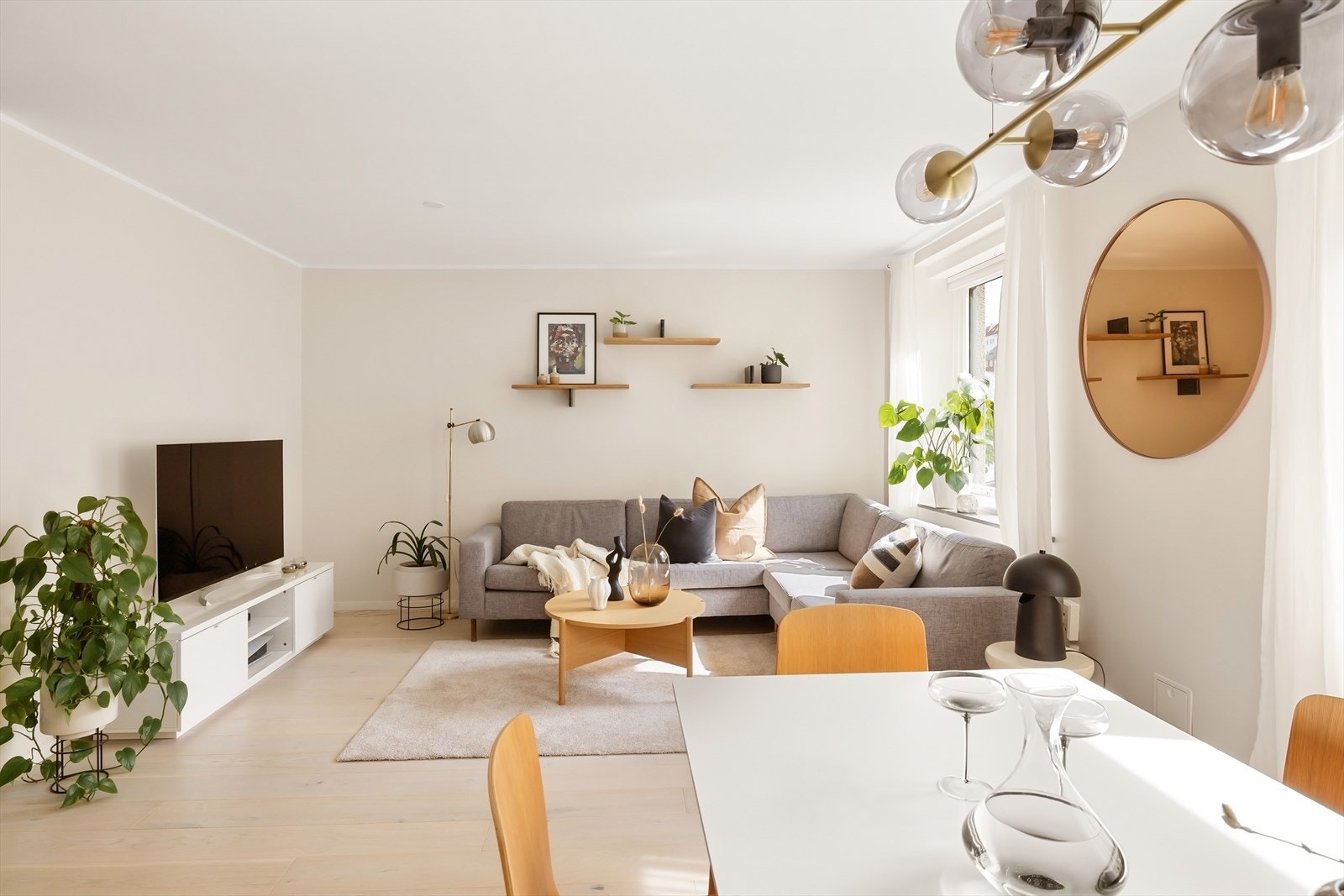 Alle flater er malt i behagelige delikate farger, gulvet er moderne, lekker 1-stavs parkett i hele boligen forutenom bad og entrè. Galleribilde