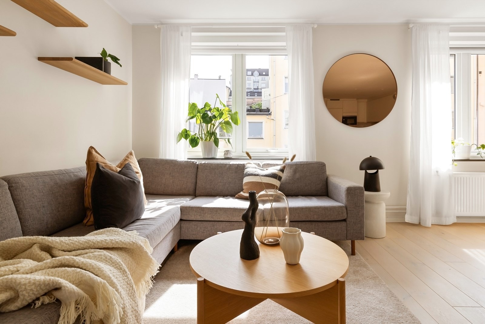 Store vindusflater gir rikelig med lysinnslipp og en luftig atmosfære. Galleribilde