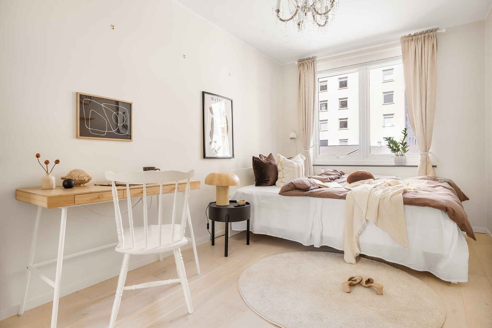 Soverom 2 har god plass til ønsket møblering - stor seng, nattbord og skrivebord. Galleribilde