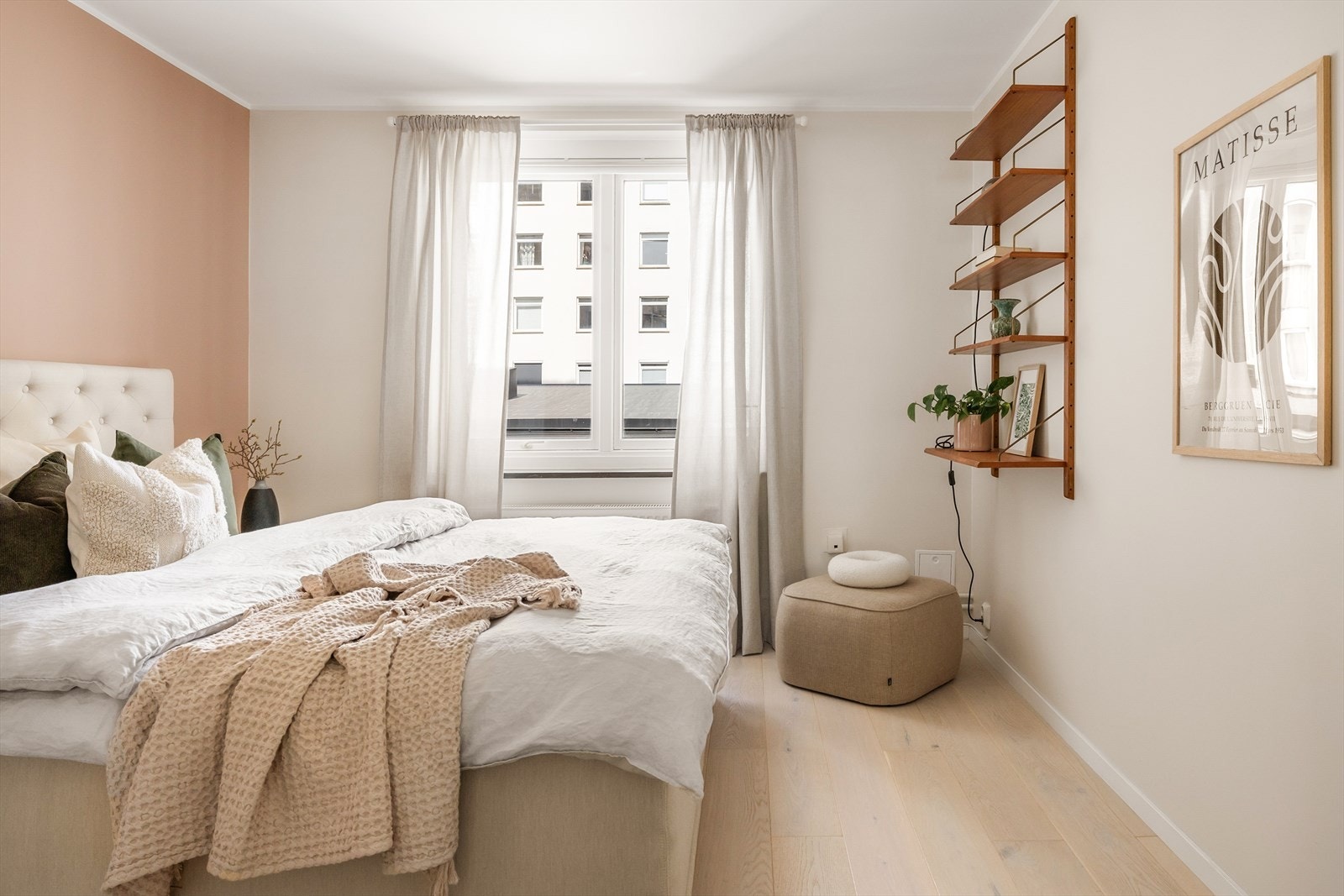 Det er malt i delikate farger. Galleribilde