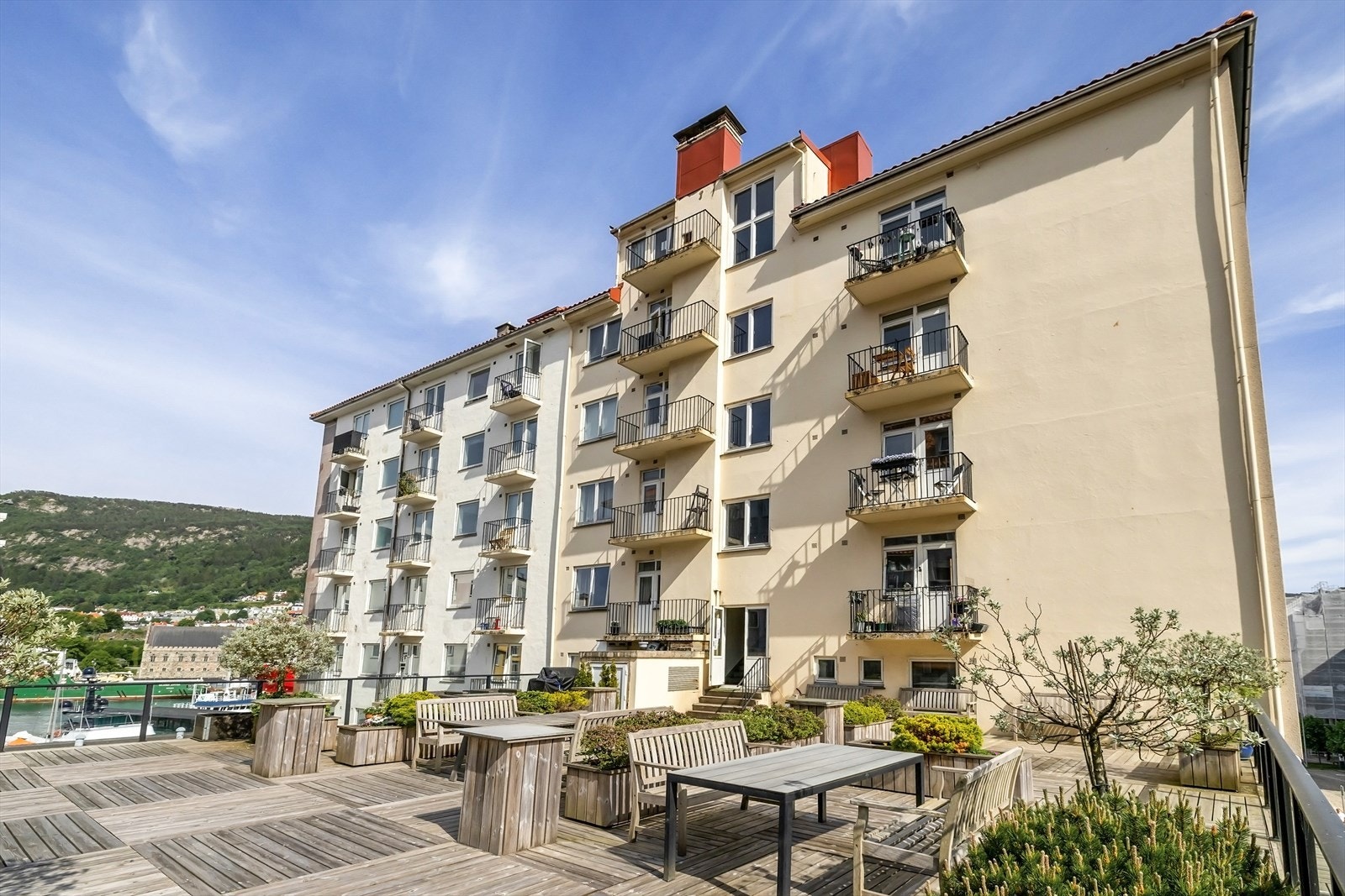 Borettslaget har en stor og flott felles takterrasse hvor varme sommerdager kan nytes. Galleribilde