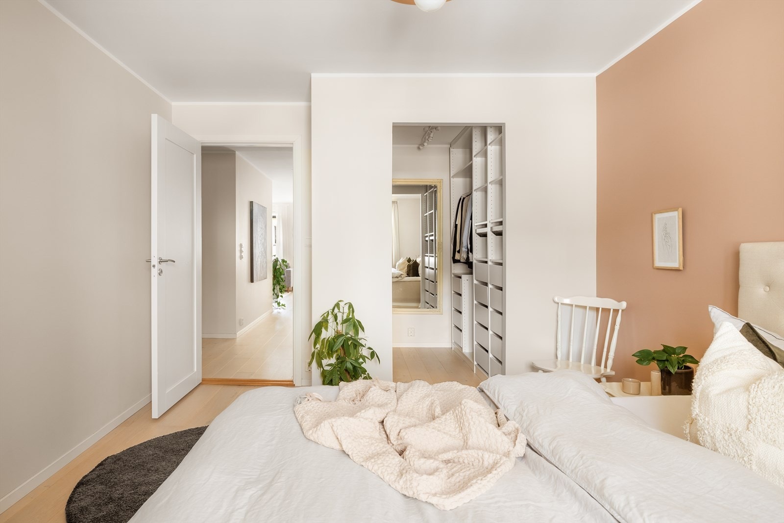 Hovedsoverommet ligger i tilknytning til et walk-in-closet innredet med en praktisk garderobeløsning. Galleribilde