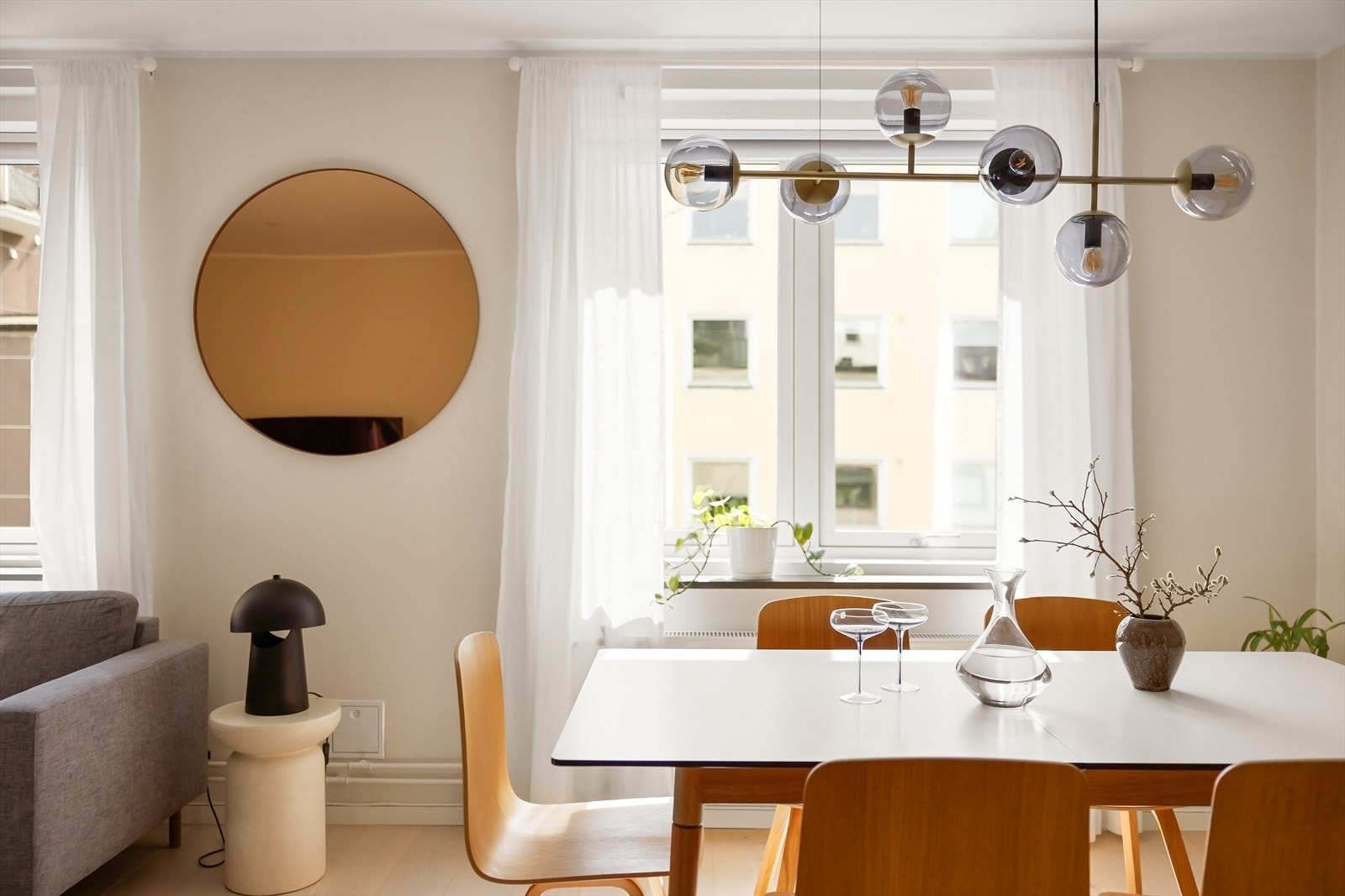 Leiligheten ble oppgradert i 2017 med bl.a nytt kjøkken, parkettgulv, nye innerdører og lister, spotter i himling samt oppussing av bad. Galleribilde