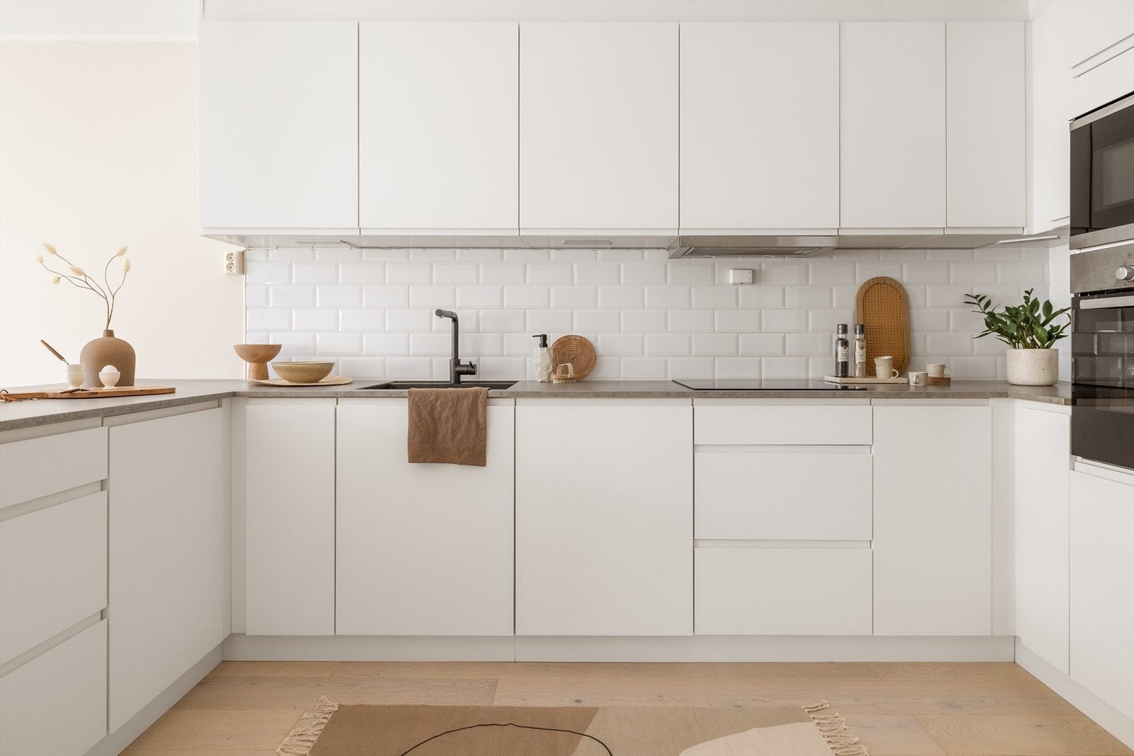 Det er benyttet fliser på vegg over benkeplaten. Galleribilde