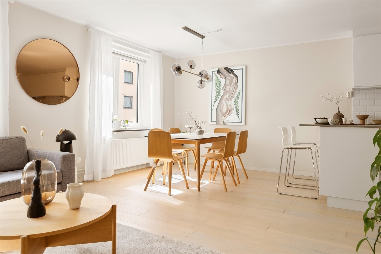 Leiligheten har åpen stue- og kjøkkenløsning. Dette gir en god luftighet og flyt i rommet. Galleribilde