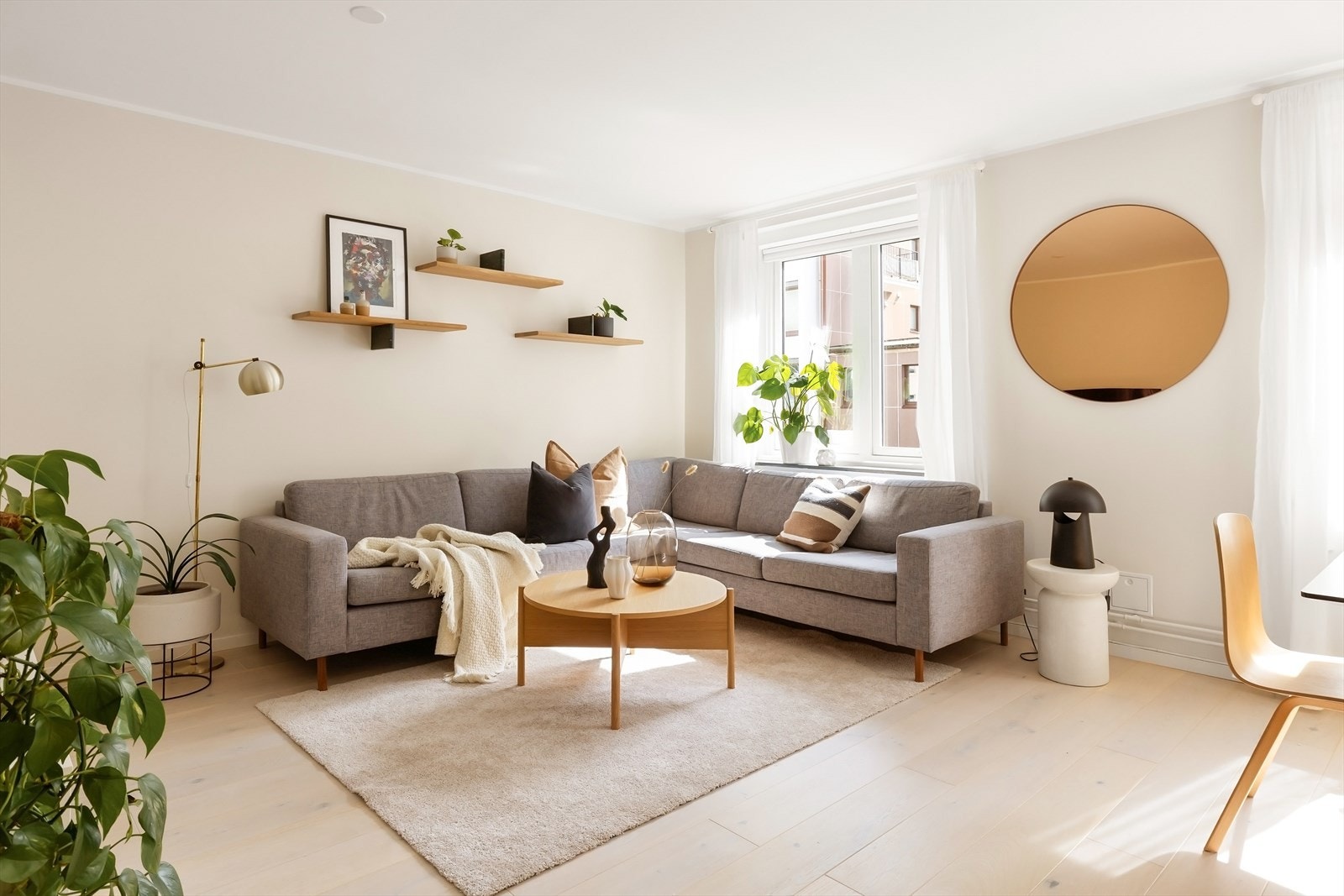 Stuen lar seg enkelt innrede med både sofagruppe, TV-møbel og spisebord. Galleribilde