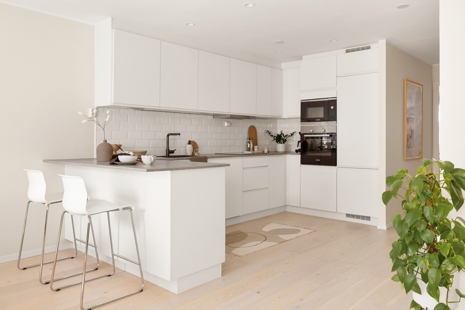 Praktisk kjøkkenutstikker sørger for både ekstra sitteplass, skap - og benkeplass. Galleribilde