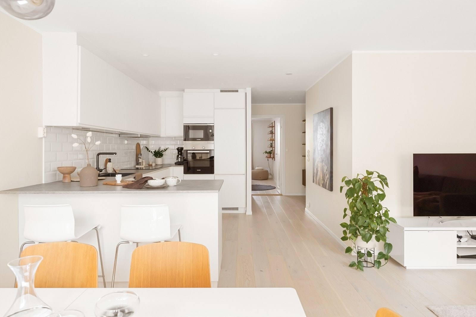 Lekkert og moderne kjøkken utført med sorte slette fronter og benkeplate av laminat med underlimt vask. Galleribilde