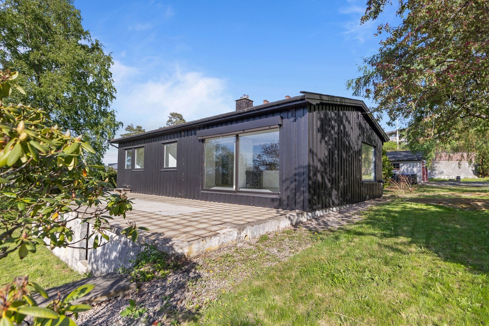 Boligen holder enkel standard og full restaurering må påregnes. Galleribilde