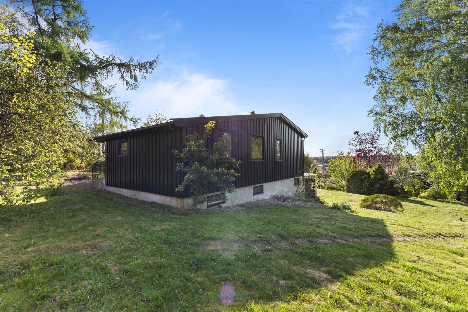 Tomten ligger solåpent til mot både syd og vest. Galleribilde