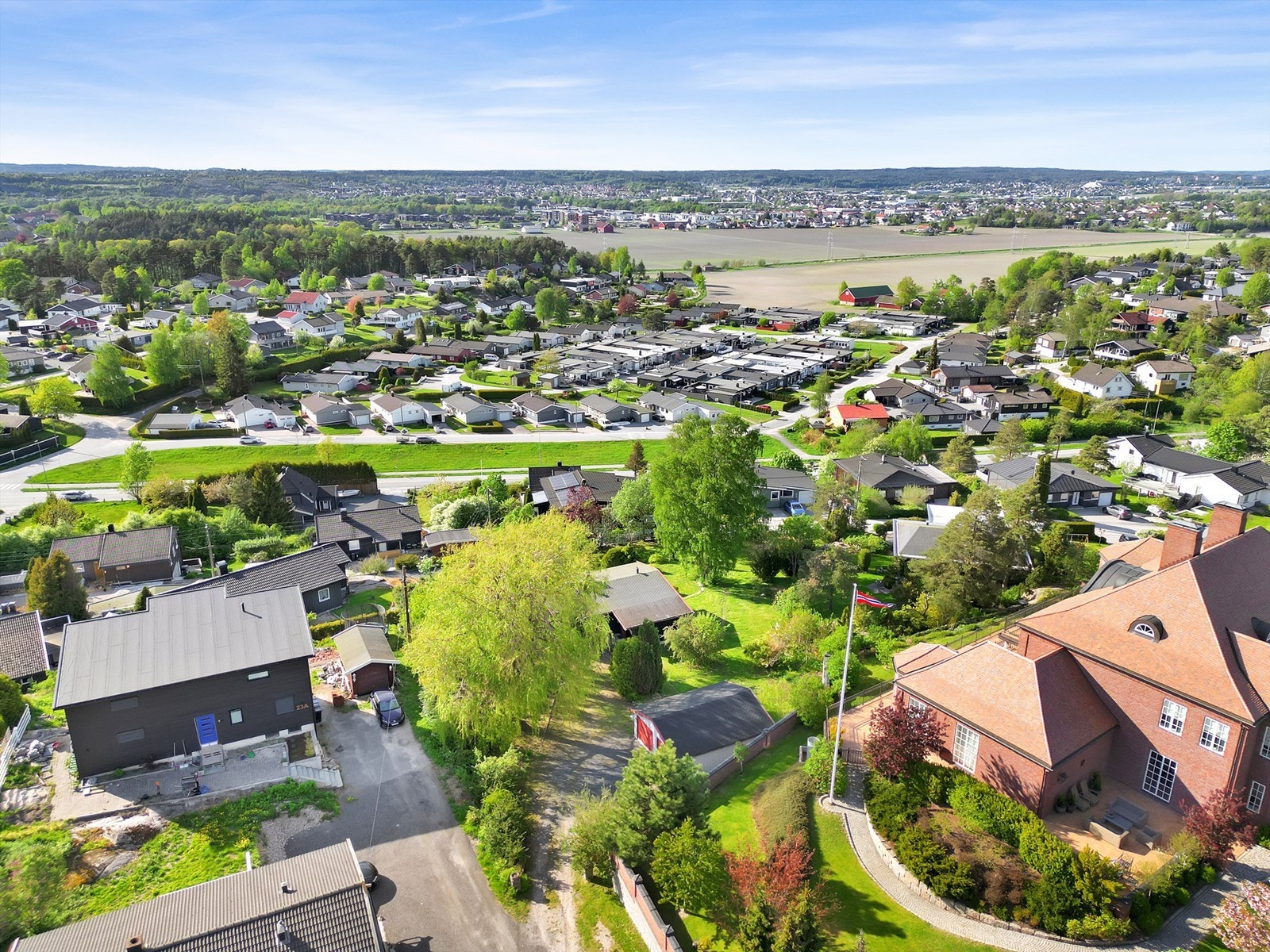 Det er gitt rammetillatelse for tilbygg og ombygging av eksisterende bebyggelse på tomten. Galleribilde