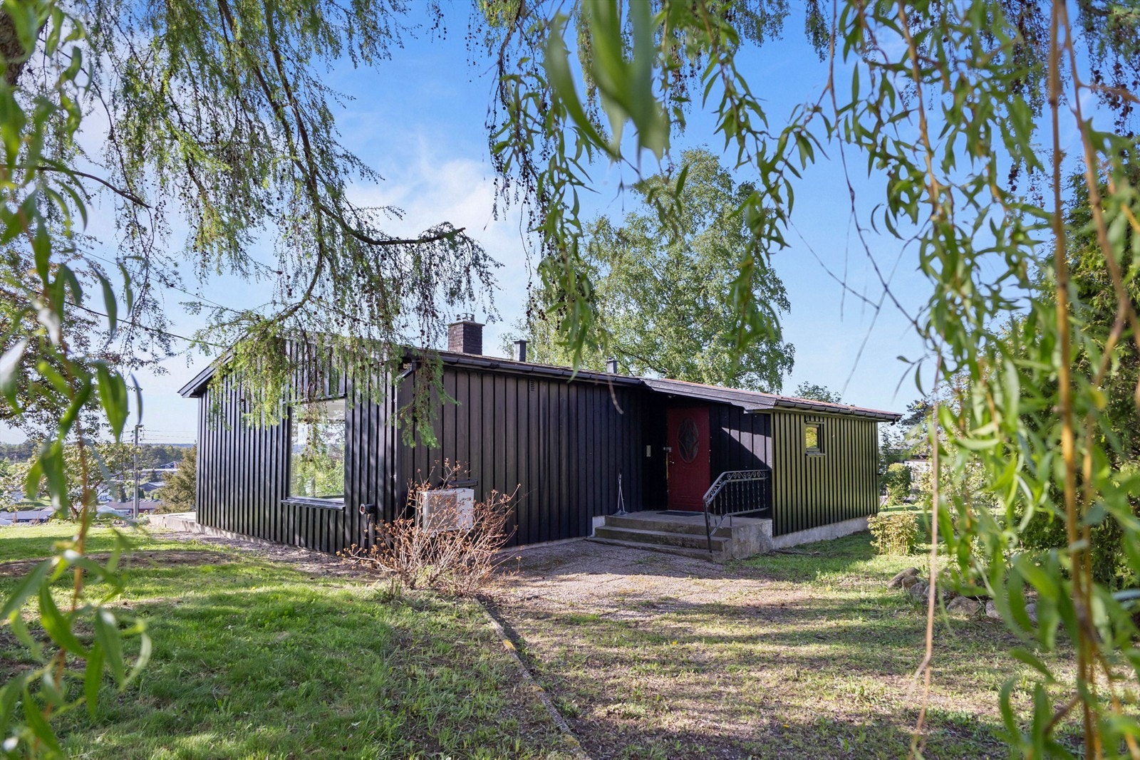 Tyrihjellveien 25 presenteres av Raymond Bøhn i Krogsveen. Galleribilde