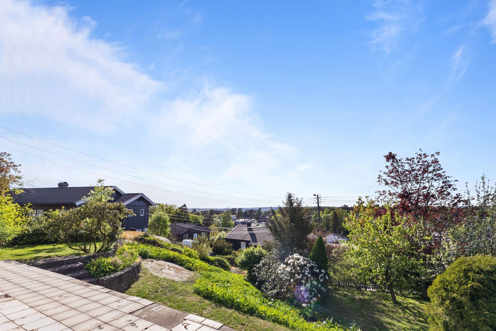 Eiendommen har fantastisk utsikt. Tomten er skrånende mot vest og eiendommene i fremkant ligger godt ned i terrenget. Galleribilde