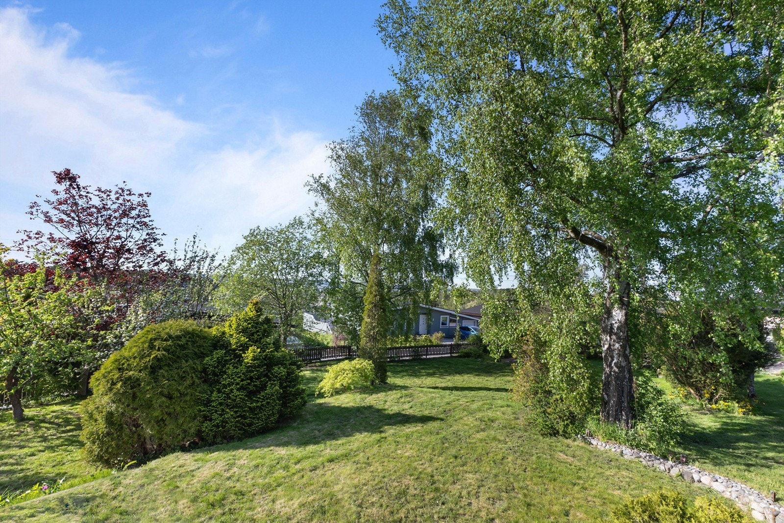 Eiendommen strekker seg helt ned til gjerdet. Galleribilde