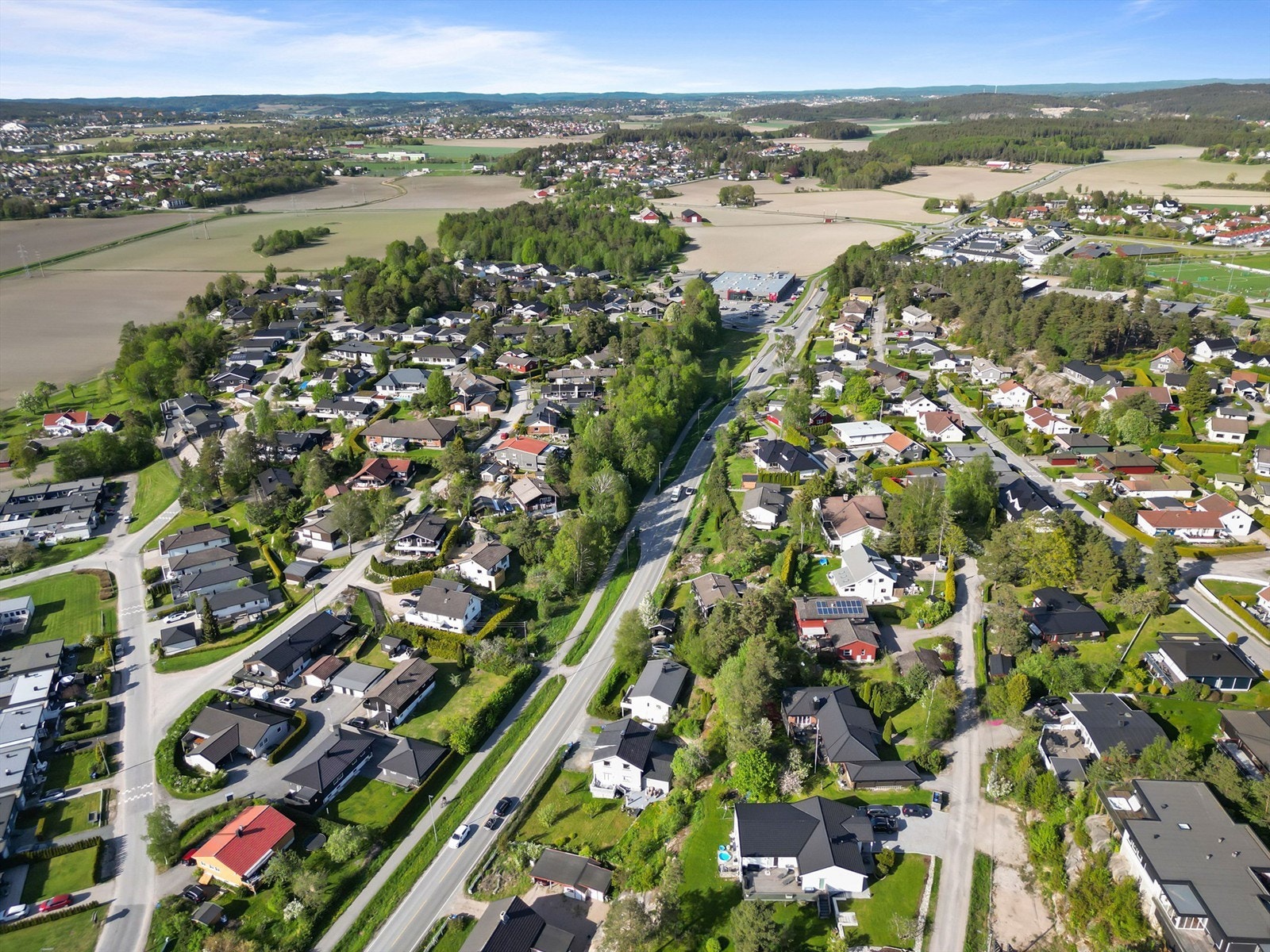 Begby barne- og ungdomsskole som Begby idrettsanlegg ses øverst til høyre i bildet. Galleribilde