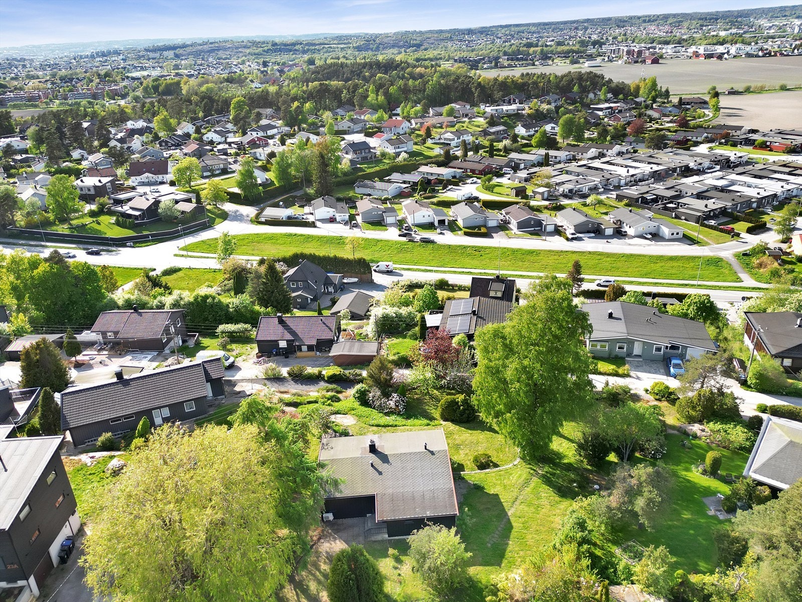 Boligen ligger i etablert og rolig boområde som for det meste består av eneboliger. Galleribilde