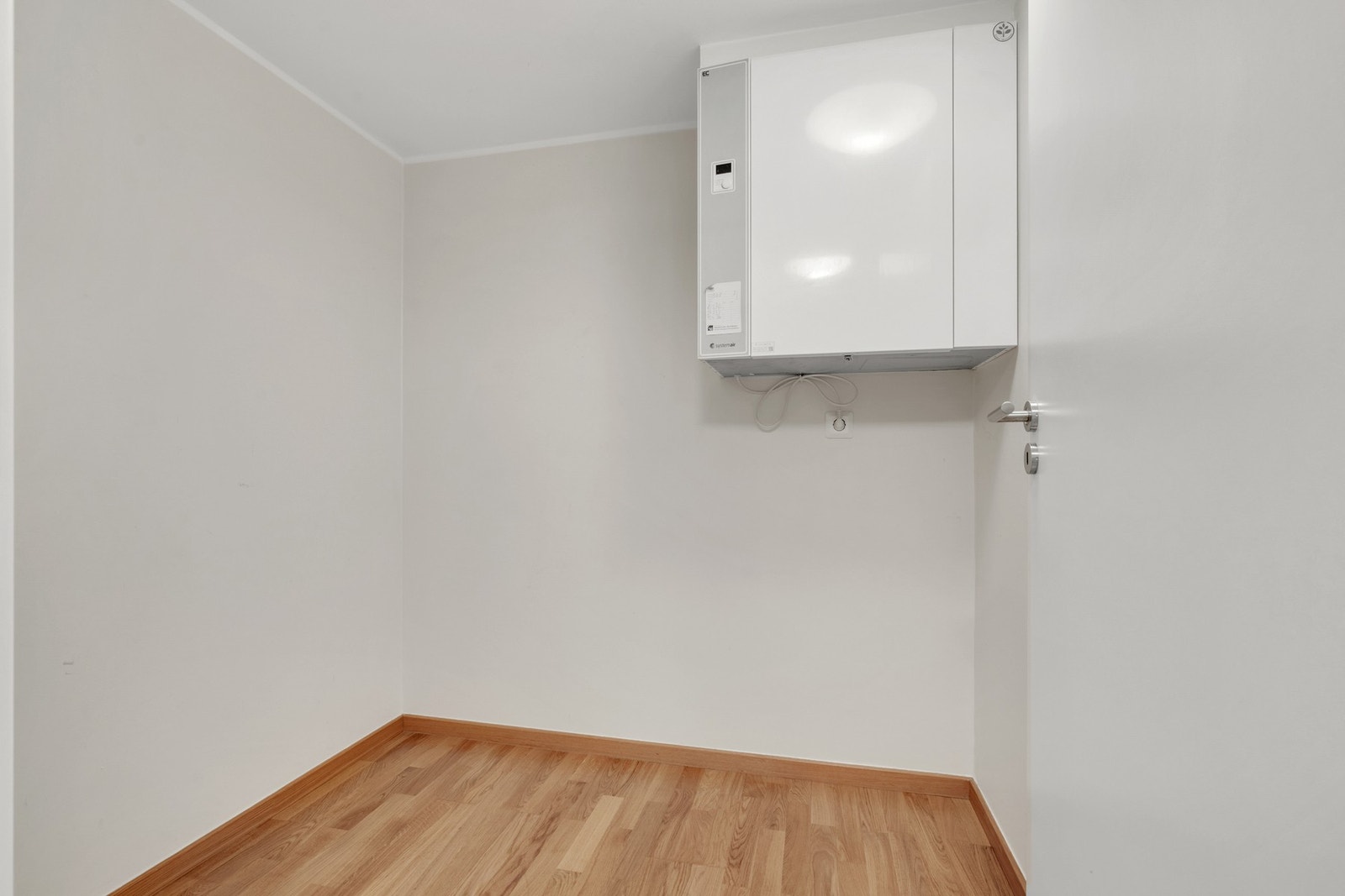 Leiligheten har to
boder, hvor den ene har en praktisk plassering inne i leiligheten og kan fungere som både walk-in closet eller et lite hjemmekontor. Galleribilde