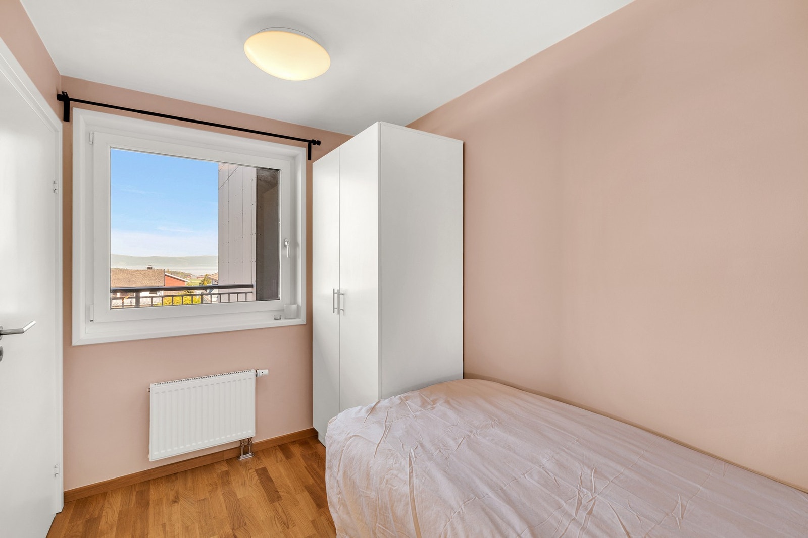 En herlig hverdagsluksus er det balanserte ventilasjonssystemet og at leiligheten oppvarmes via fjernvarme, og dette gir et sunt inneklima og en behagelig varme i leiligheten året rundt. Galleribilde