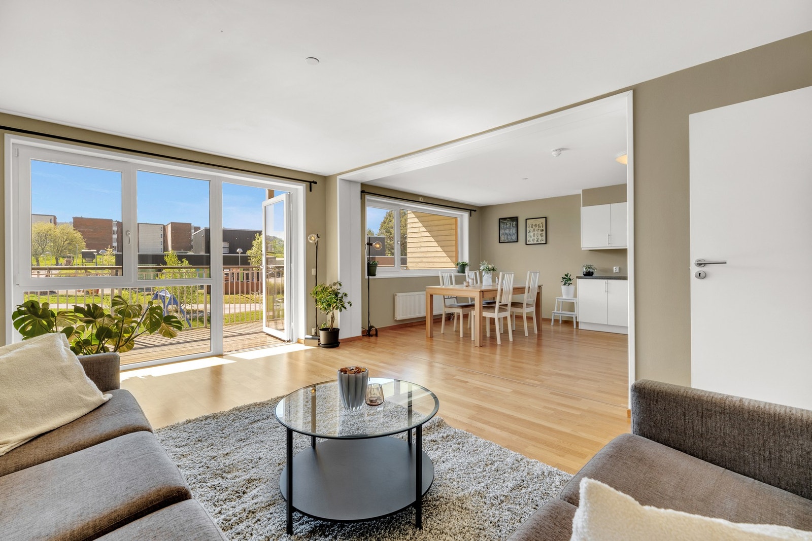 EiendomsMegler1 v/Frank Robert Bae har gleden av å presentere en flott og moderne 3-roms selveierleilighet beliggende i 2. etasje i det populære sameiet Charlottenlund Vest. Galleribilde