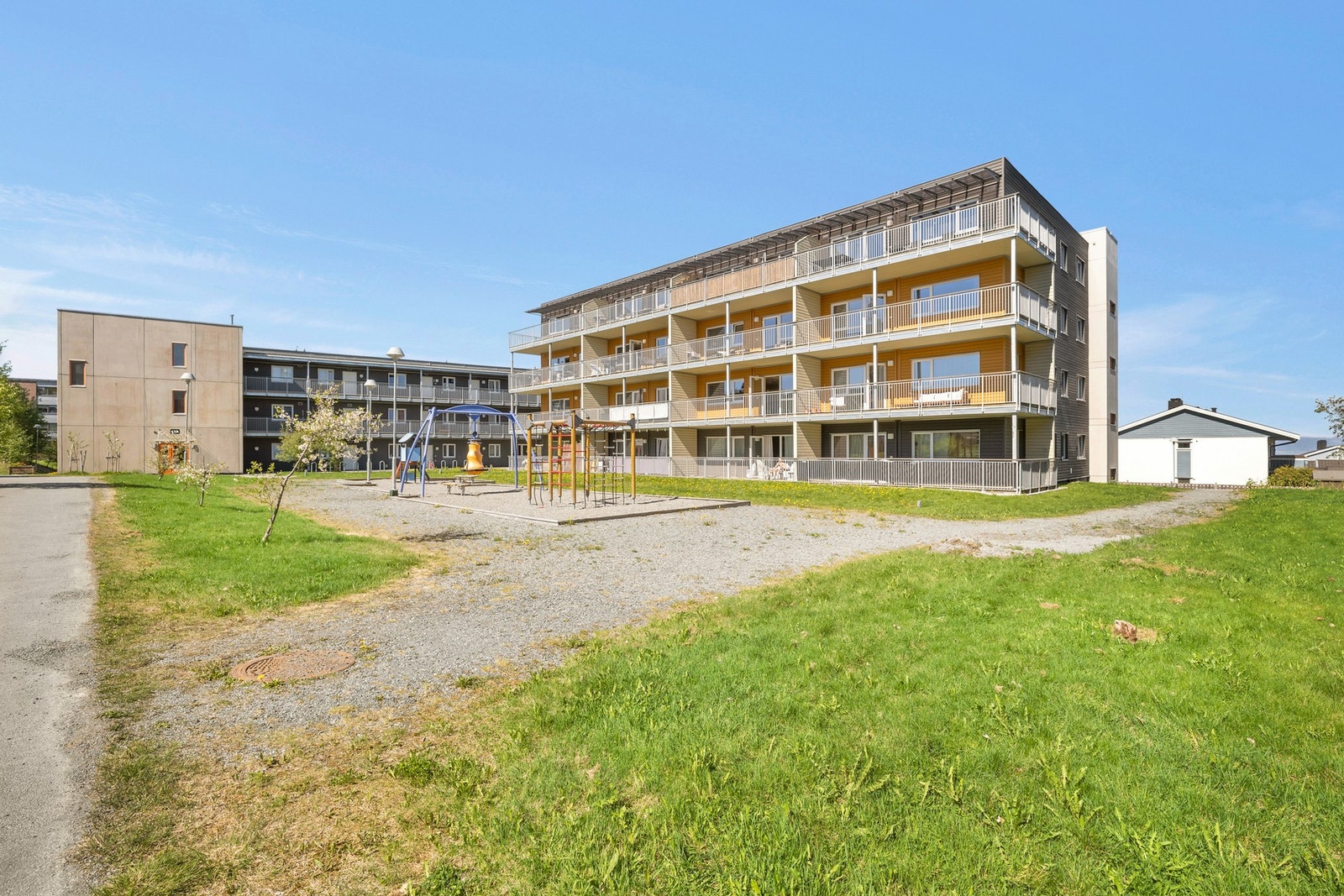 Fasade. Her har man alle moderne fasiliteter som heis, p-kjeller, fjernvarme m.m. Galleribilde