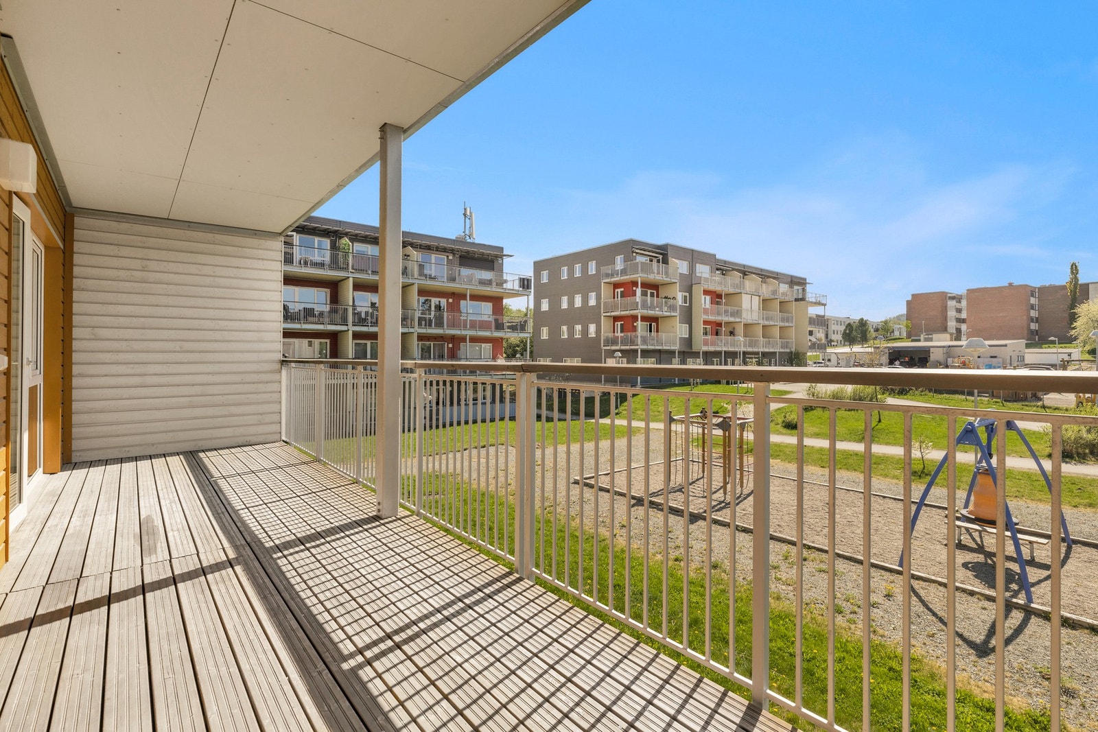 Stor balkong på hele 16 kvm. Her har man god plass til flere sittegrupper og grill e.l. Galleribilde