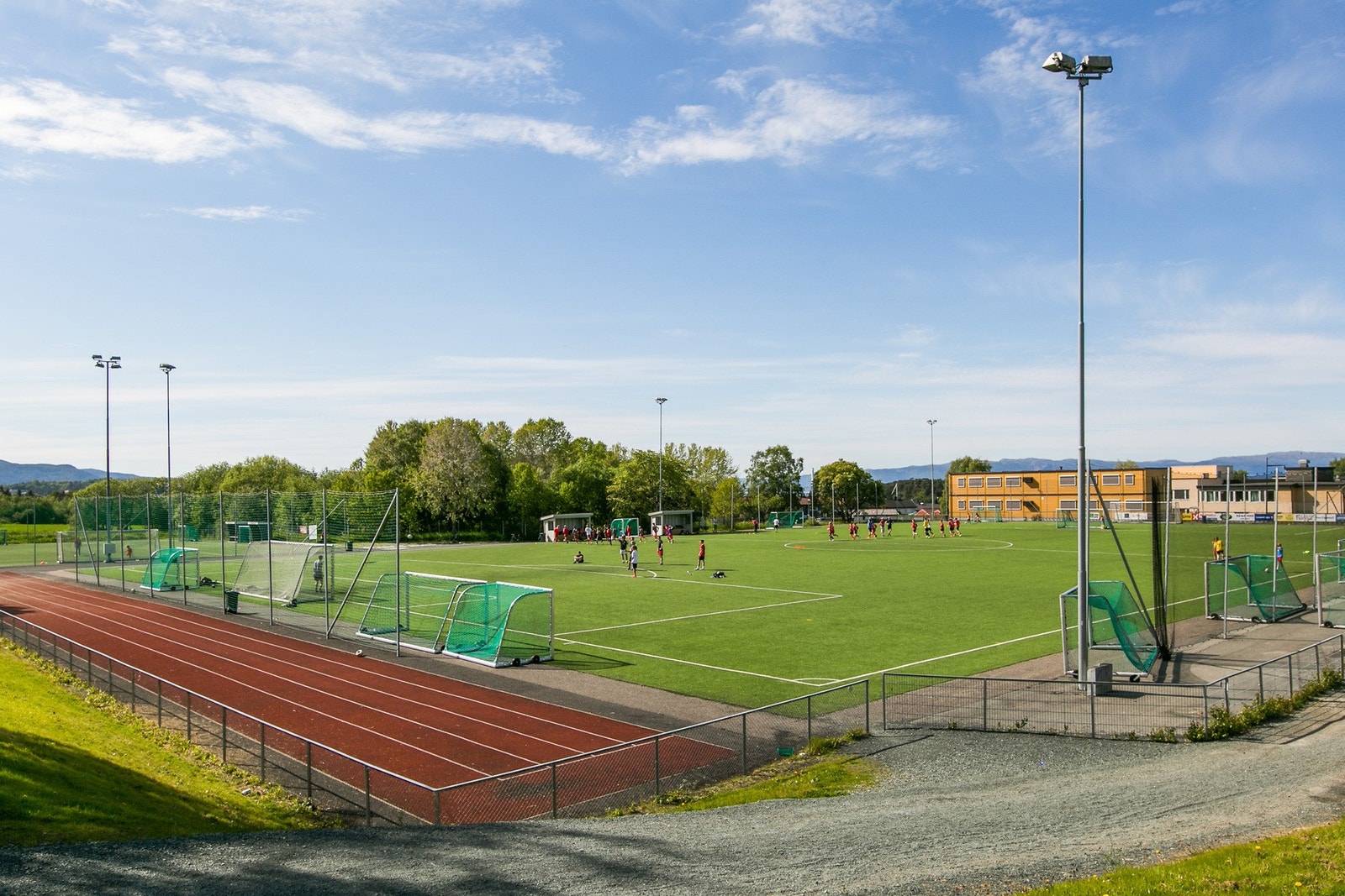Nærområdet byr på flere dagligvarebutikker, skoler/barnehager og rekreasjonsområder. Galleribilde
