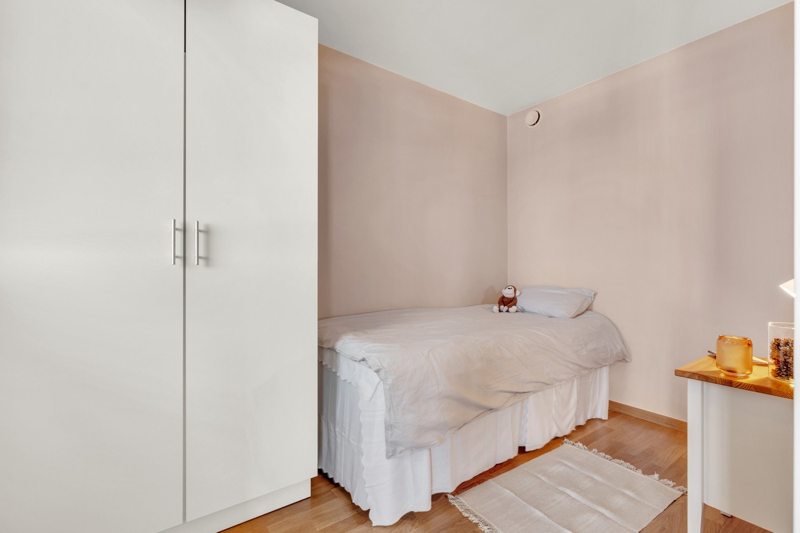 Soverom 2 er på 6,5 kvm - også her har man plass til seng og garderobe. Galleribilde