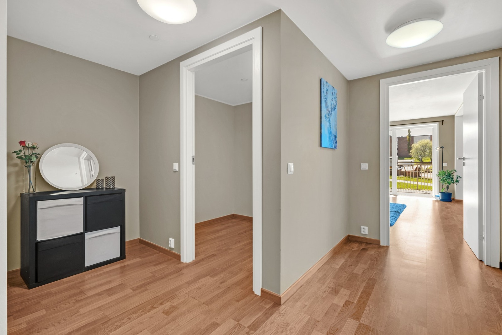 Gang/hall. Her har man god plass til å etablere egen garderobe om man ønsker det. Galleribilde