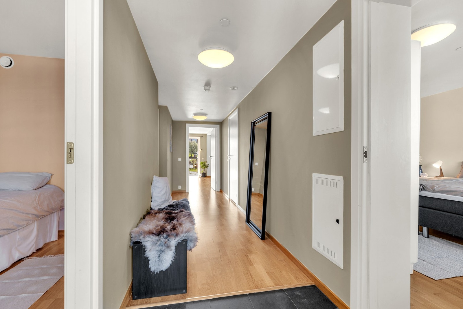 Bilde tatt fra inngangsdøren. Varmekabler i gulv i gangen. Galleribilde