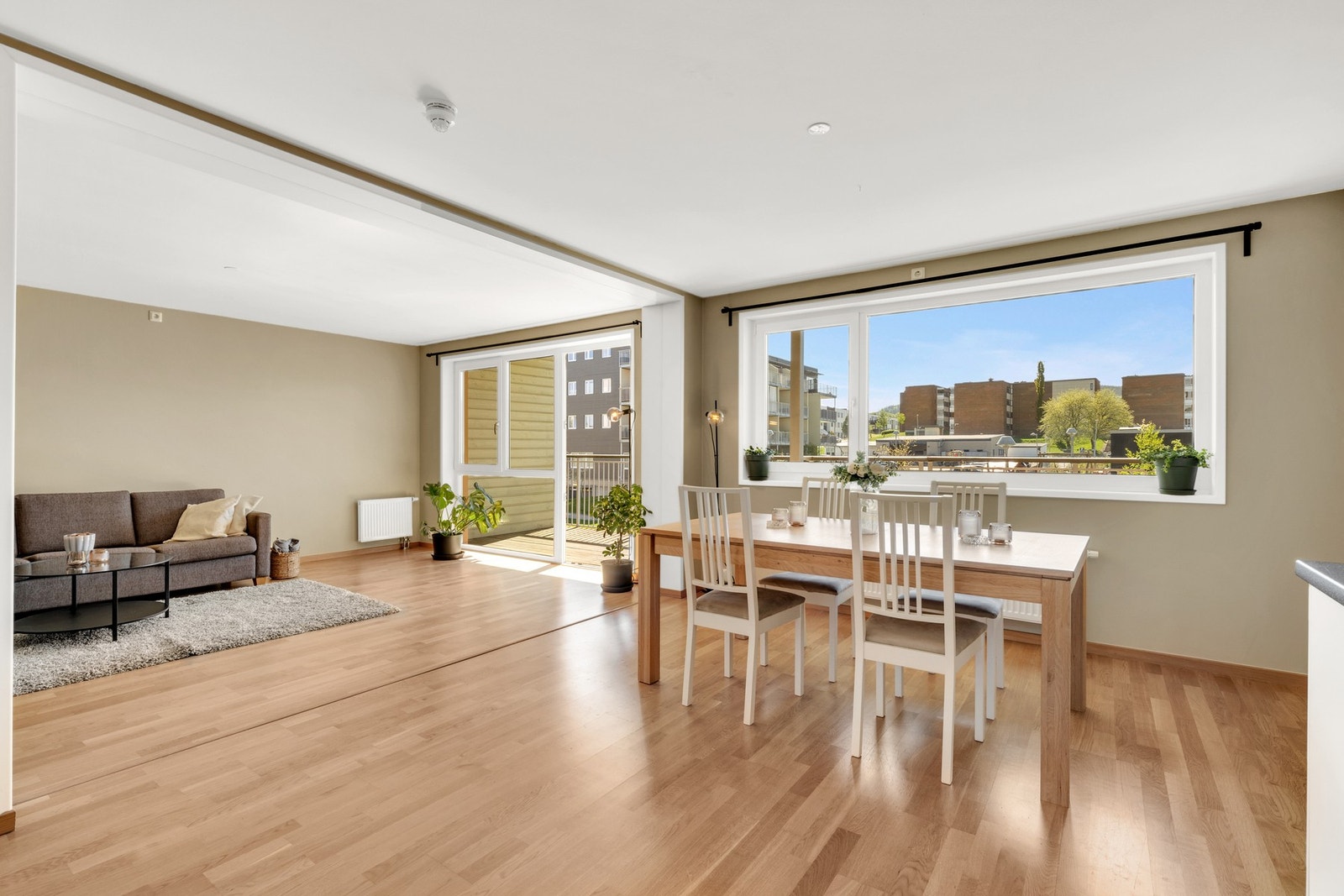 Leiligheten er på hele 90 kvm
og har en praktisk planløsning. Alle overflater er oppmalt i 2024. Galleribilde