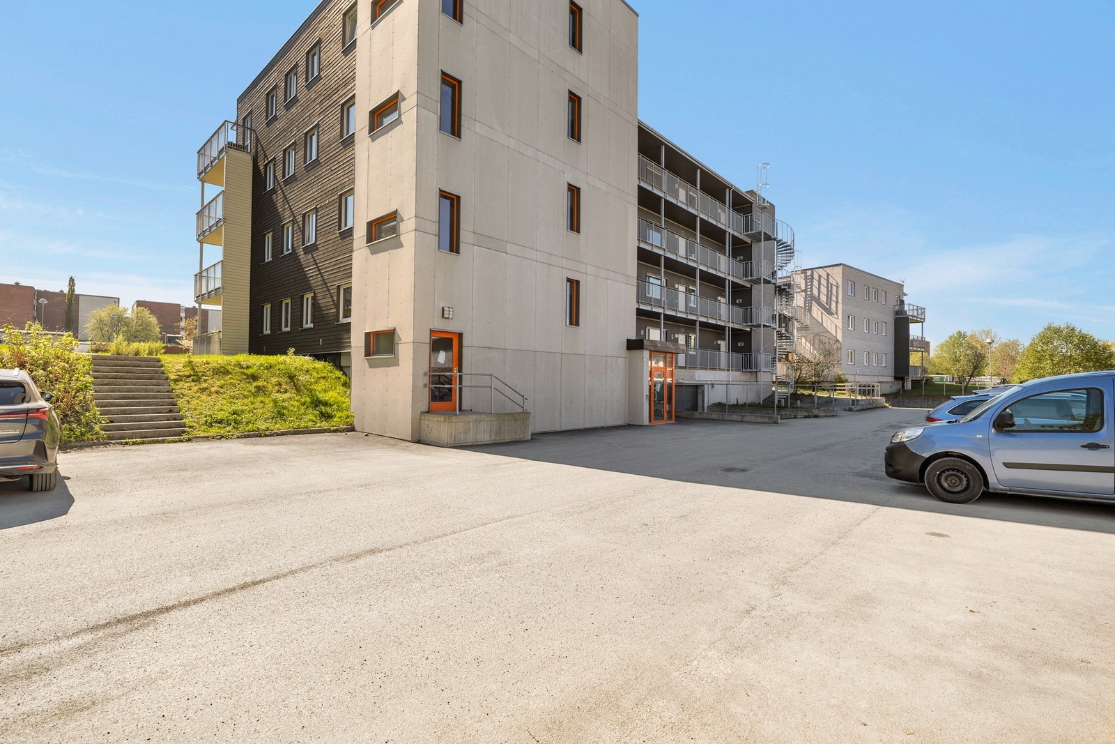 Leiligheten har egen parkeringsplass i p-kjeller hvor det er etablert elbillader. Her finner man også den andre boden. Galleribilde