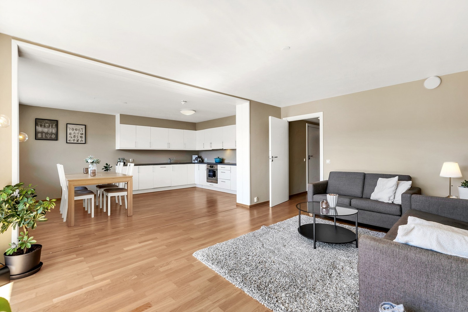 Leiligheten stod ferdigstilt så sent som i 2013, og holder følgelig en gjennomgående moderne standard. Galleribilde