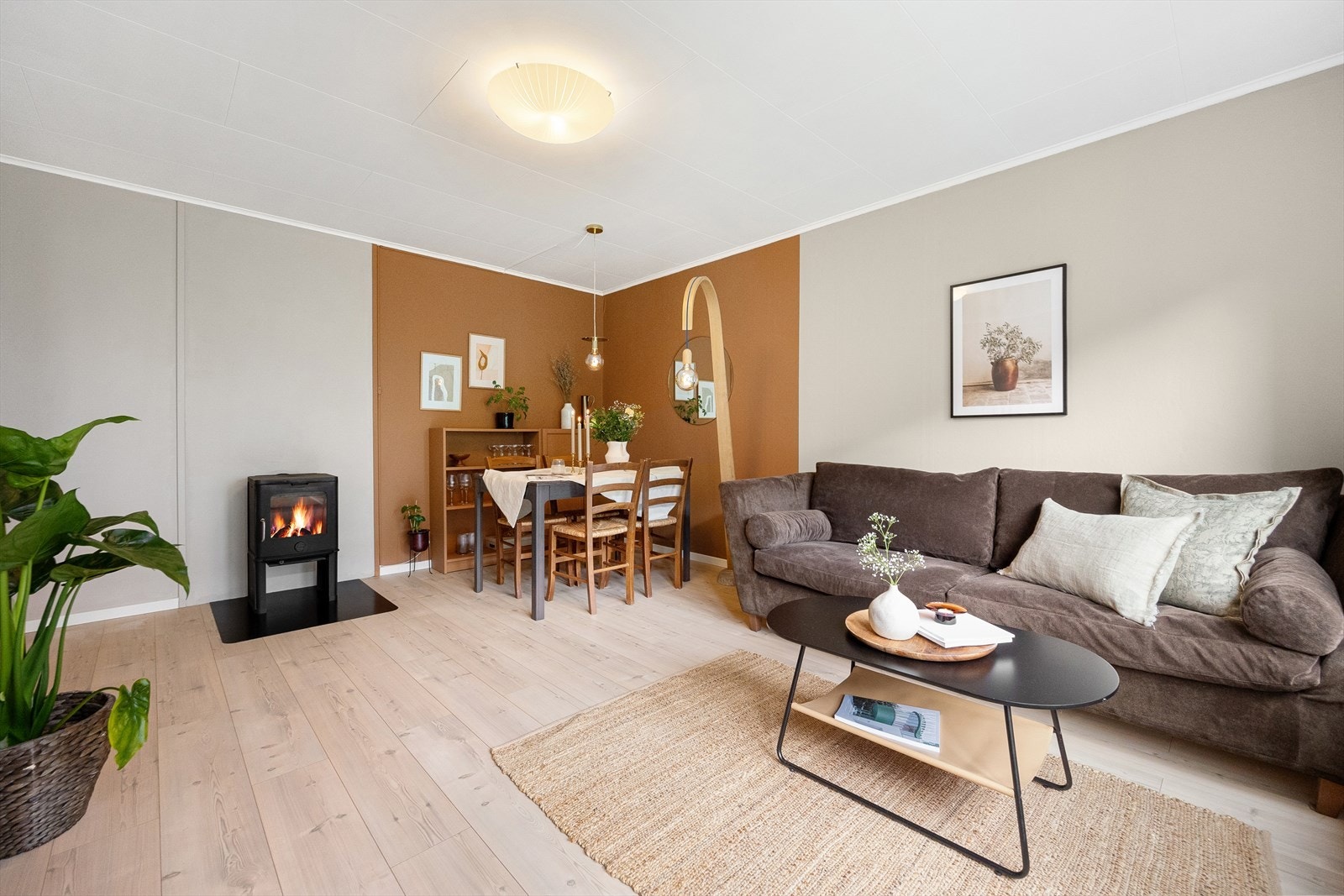 Her har du god plass til både sofagruppe og stort spisebord. Galleribilde