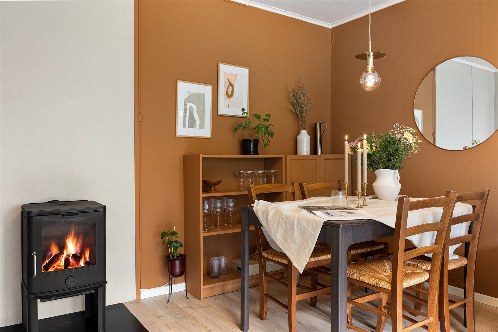 Praktisk plassert i rommet er det installert en fin og effektiv peisovn som sikrer hygge og varme på kalde vinterkvelder. Galleribilde