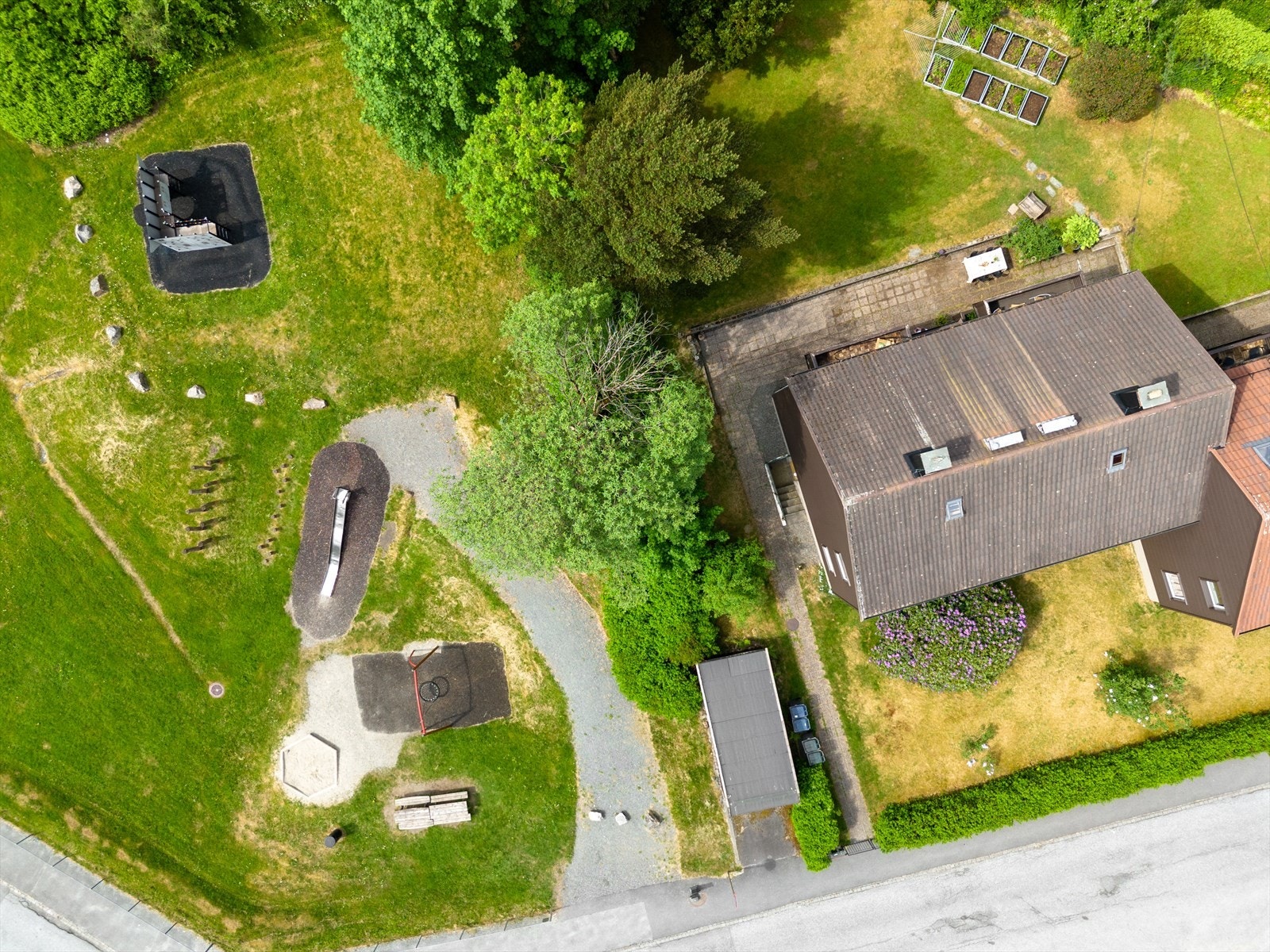 Flyfoto av boligen og omgivelsene Galleribilde