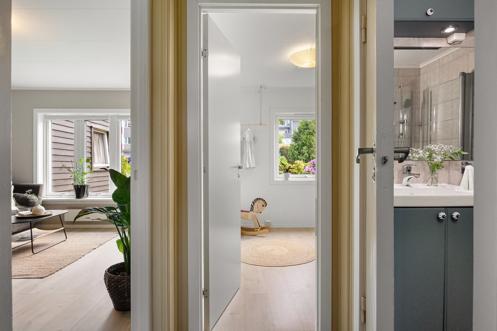 Fra entréen har man tilkomst til samtlige rom i leiligheten. Galleribilde