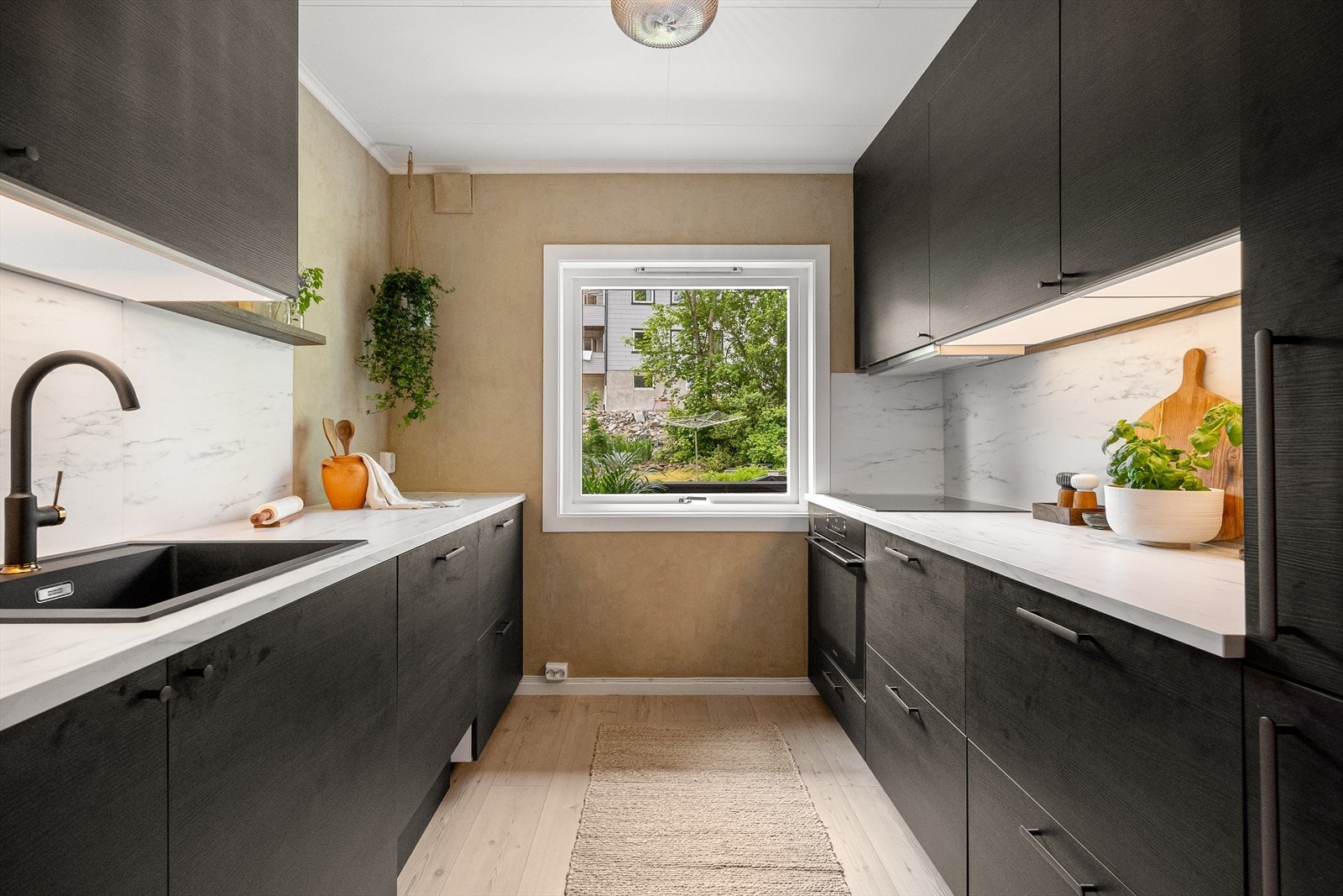 Kjøkkenet, som ligger separat fra stuen, fremstår moderne og innholdsrikt. Galleribilde